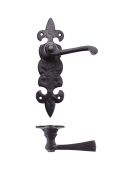 FF612 - Zoo Hardware Foxcote Foundries Lever on Fleur de Lys Latch Backplate &lpar;200 x 50mm&rpar; Black Antique