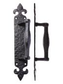 FF74 - Zoo Hardware Foxcote Foundries Pull Handle on Fleur De Lys Backplate &lpar;254 x 45mm&rpar; Black Antique